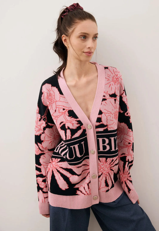 Modelka patrząca w bok ubrana w kardigan HYLES w autorski print.