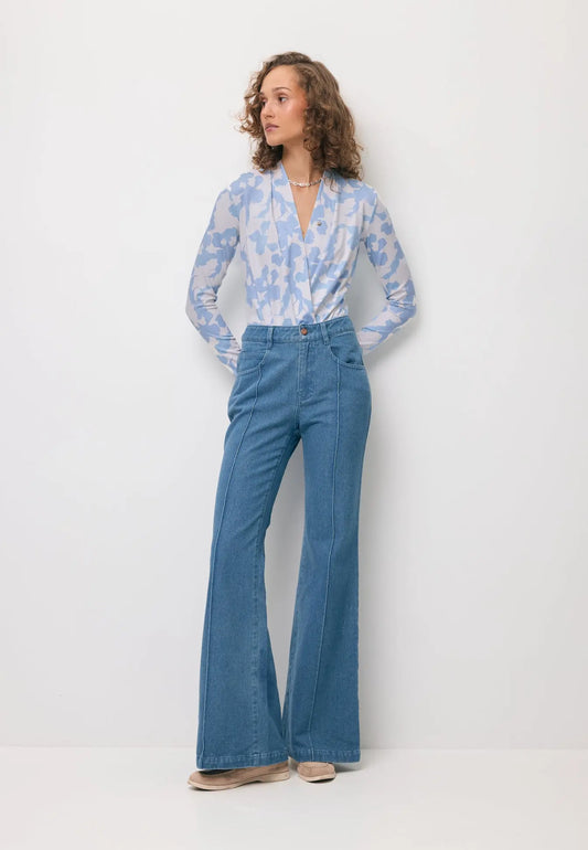 Modelka w kopertowym body w kwiatowy print LOMMA.