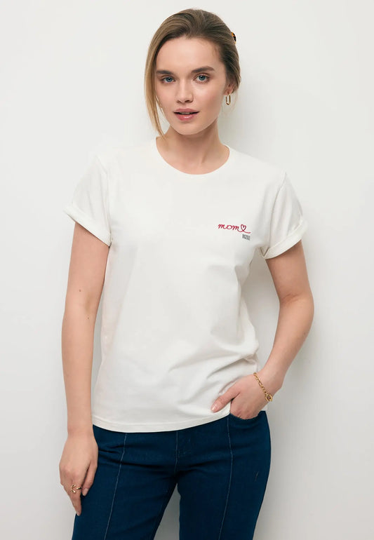 Modelka ubrana w biały T-shirt z haftowanym napisem MOM
