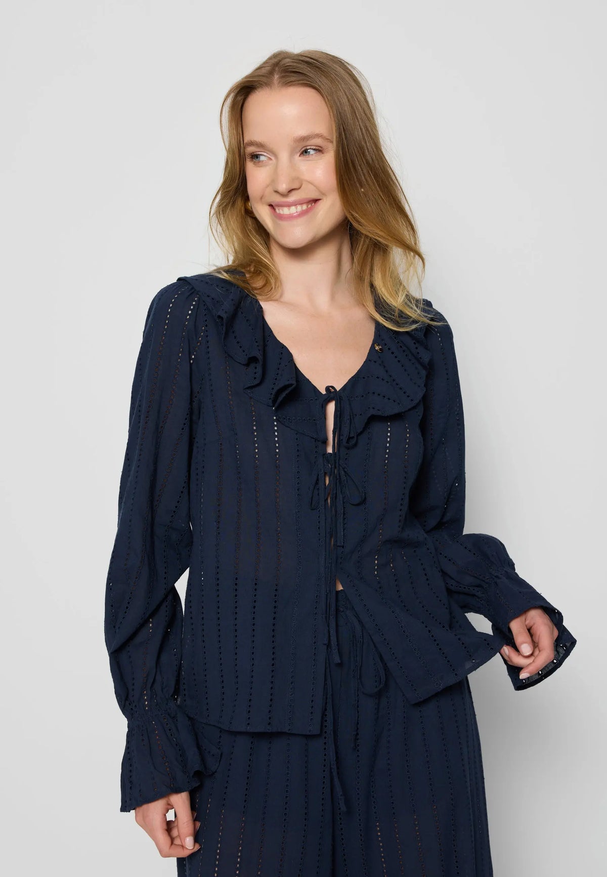 Uśmiechnięta modelka w granatowej bluzce PROVANCE.
