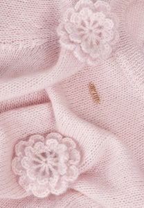 Różowy sweter z kwiatowymi elementami ADRIS