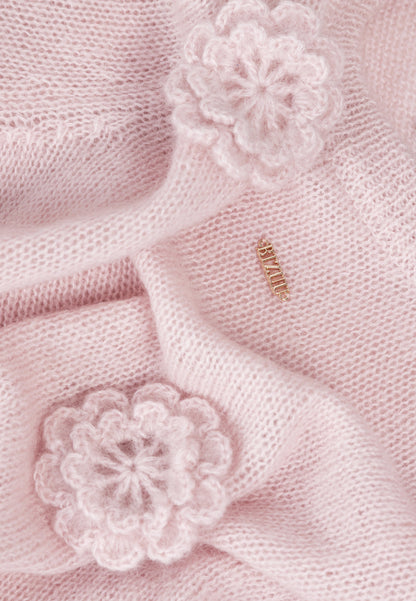 Różowy sweter z kwiatowymi elementami ADRIS