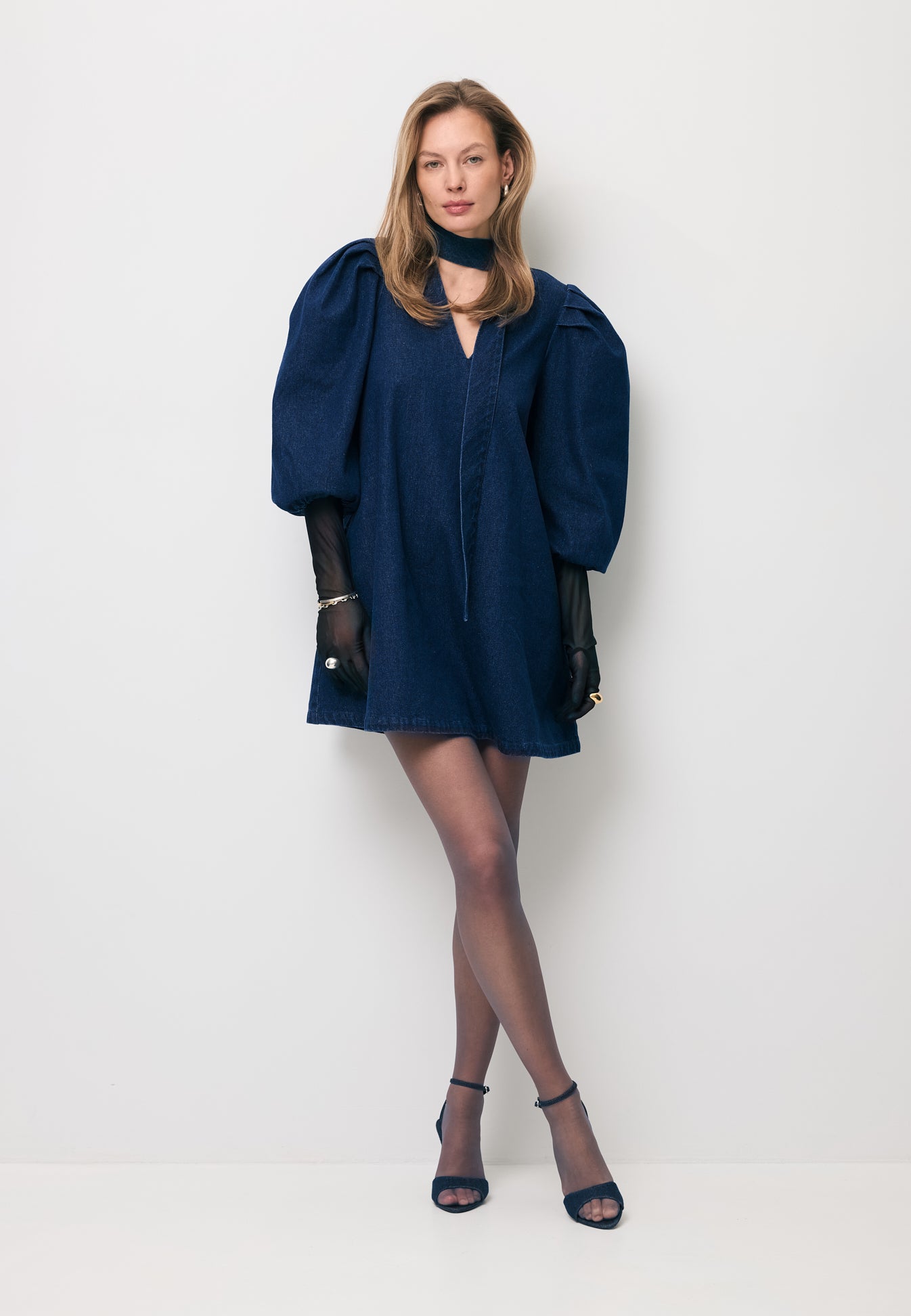 Modelka ubrana w granatową sukienkę mini z denimu ADRY.
