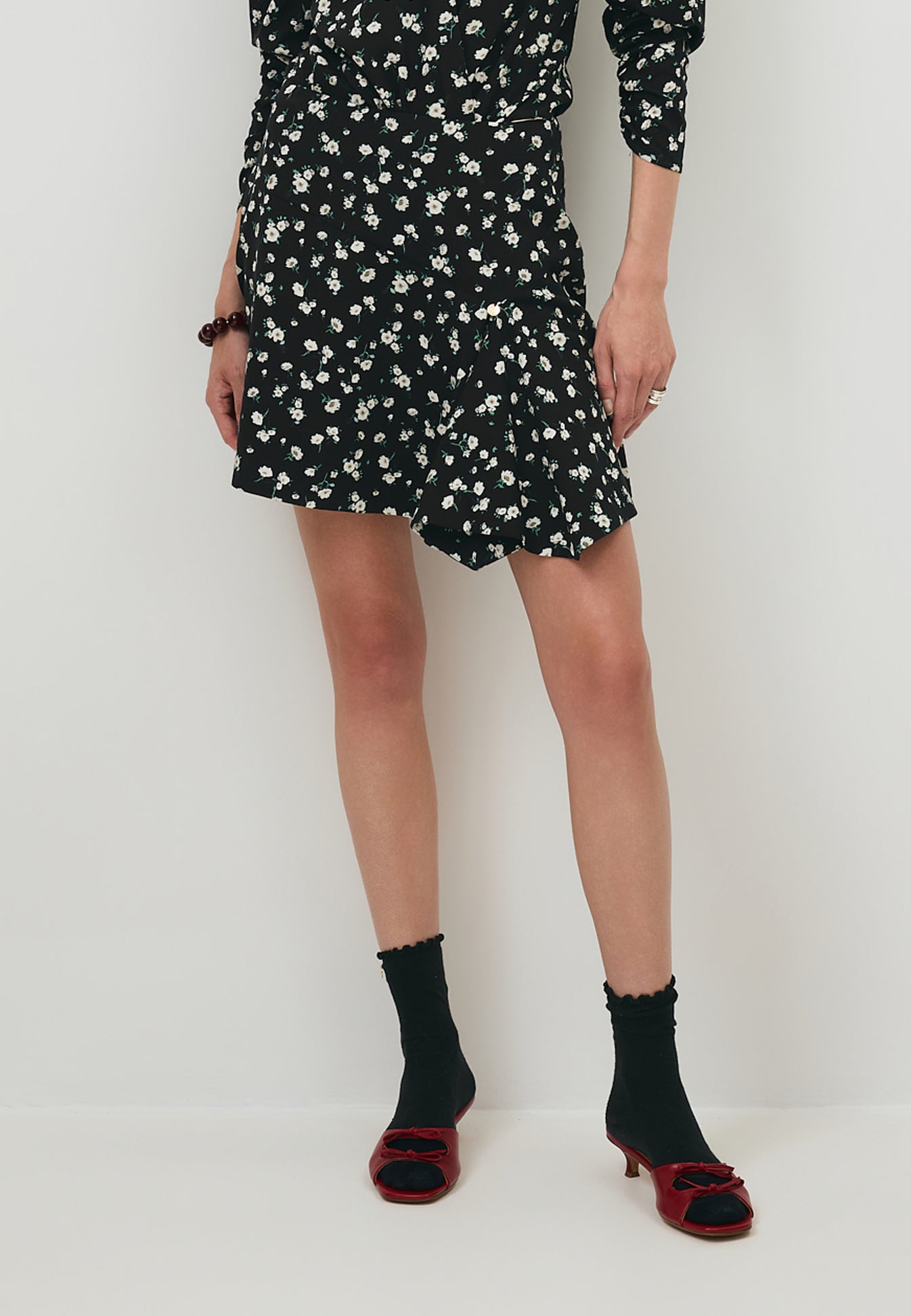 Czarna mini spódniczka LANNIL w kwiatowy print