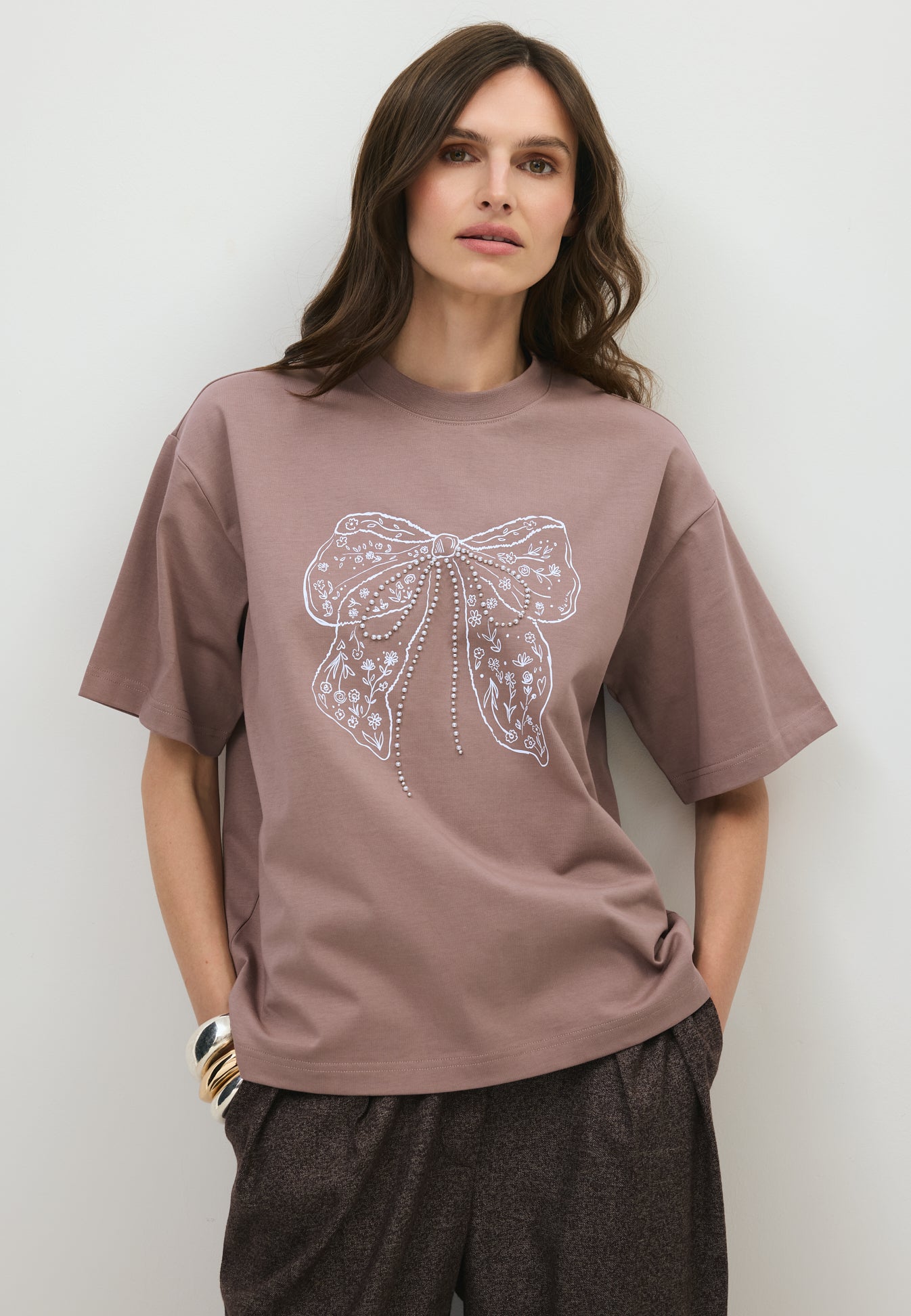 Brązowy T-shirt z kokardą BOWELLE
