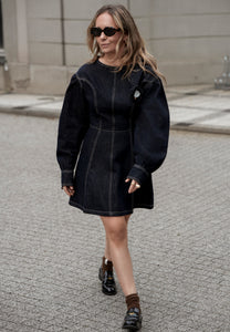 Granatowa sukienka jeansowa z broszką ASTI