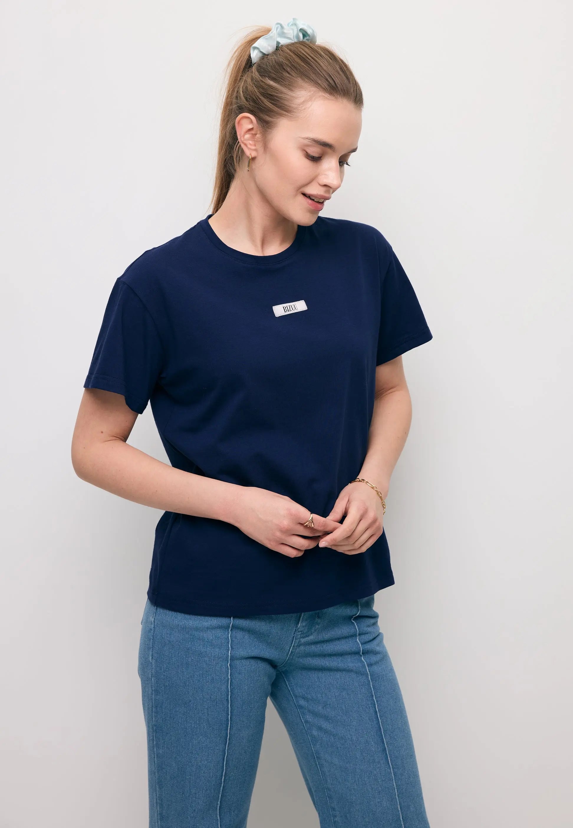 Modelka z rękoma z przodu ubrana w granatowy T-shirt TISHALLE.