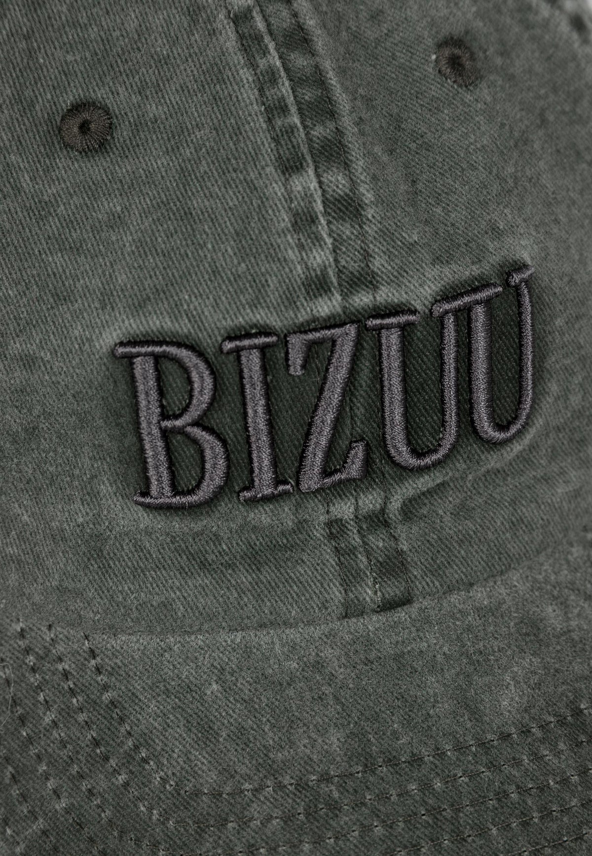 Zbliżenie na haftowane logo Bizuu na szarej czapce z daszkiem ZANE.